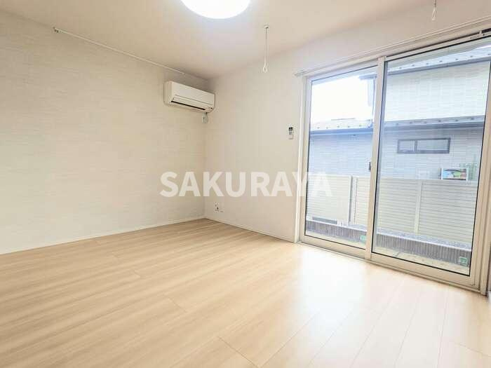 メゾンサンライズの居間・リビング|シャワーヘッド付き三面鏡洗面台です