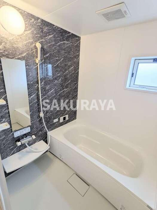 メゾンサンライズの浴室|広めのＢoxは収納力ばっちり。トールタイプのミラーついてます。