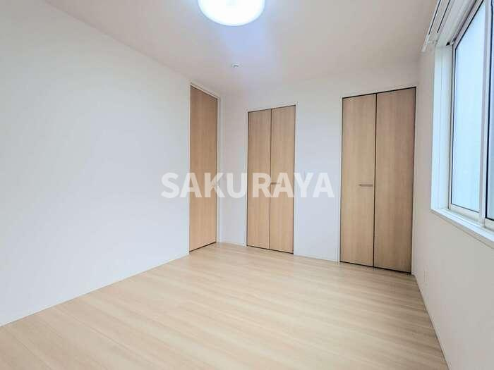 メゾンサンライズの洋室|明るいフローリングフロアです。