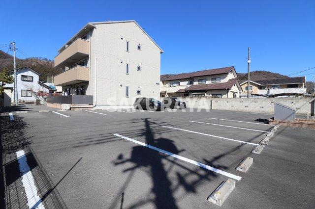 メゾンサンライズの駐車場