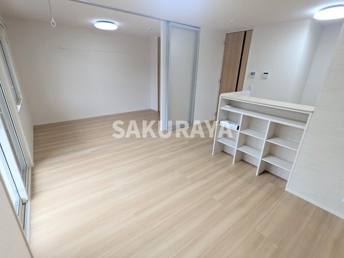 メゾンサンライズの居間・リビング|ライトスルースクリーンで光を透しながらほどよく遮ります。