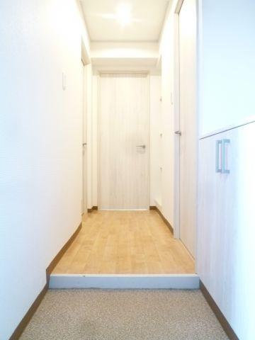 ルミエール四ツ橋の玄関