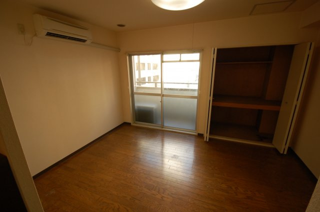 タカミビルの洋室