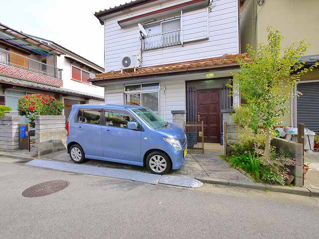 横山邸の駐車場|駐車場に車を止められます