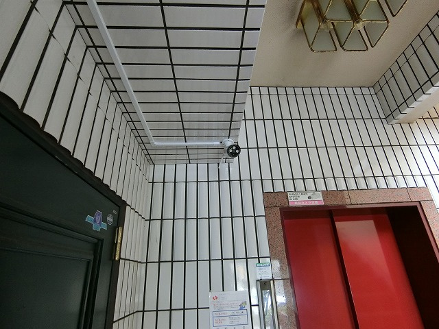 昭島市松原町１丁目の賃貸マンションのエントランス