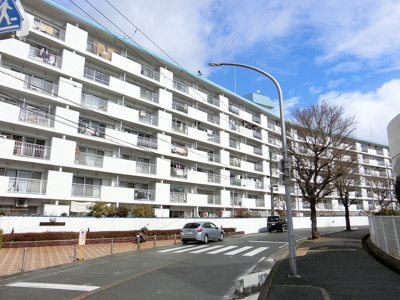 【外観】 | 千里桃山台セントポリア | 【現地写真】 総戸数229戸の
大型マンションです♪