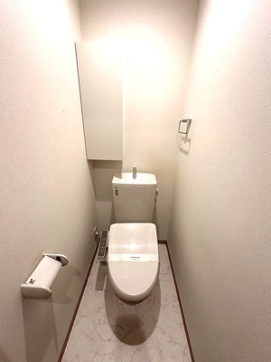 【トイレ】 | スカイガーデン | トイレは温水洗浄便座付き♪人気のバストイレ別です♪小物を置ける便利な棚やタオルハンガーも付いています！