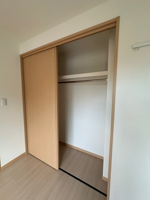 【収納】 | スカイガーデン | 洋室6.1帖のお部屋にあるクローゼットです♪大切なお洋服もしわにならないようにハンガーがけができます☆