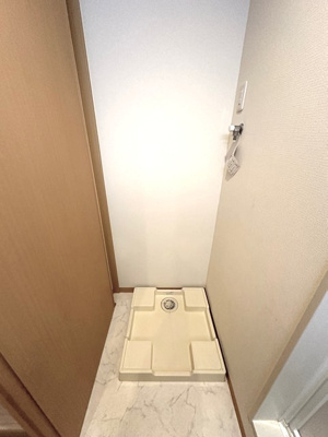 【設備】 | スカイガーデン | 洗面所内、洗髪洗面化粧台横にある室内洗濯機置き場です♪防水パンが付いているので万が一の漏水にも安心です！