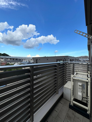 【バルコニー】 | スカイガーデン | バルコニーは東向き！すがすがしい朝日がお部屋に入ってきます☆お洗濯物を干したり、気分転換をするにもおすすめです☆