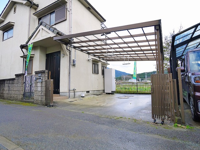 桜井慈恩寺戸建の駐車場|屋根付き駐車場です