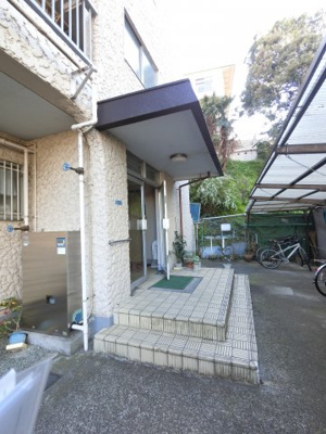 【エントランス】 | 二ツ池ハイネス | バス停より徒歩1分。
周辺にはコンビニやゴルフ場などがあります。