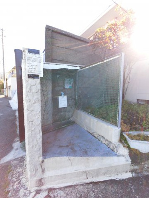 【その他共用部分】 | 二ツ池ハイネス | ごみ置き場です。
敷地内にあるのでゴミ出しが楽ちんです。