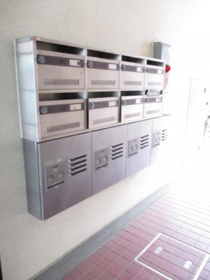 【その他共用部分】 | マンションディア | 共用エントランスには宅配BOXがあるので荷物の受け取りもスムーズに♪再配達を依頼する手間が省けます☆