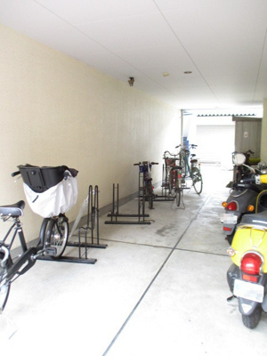 【その他共用部分】 | マンションディア | 屋内駐輪場で雨が降っても大切な自転車が濡れなくてすみますね♪自転車はちょっとした移動手段に便利ですよね！