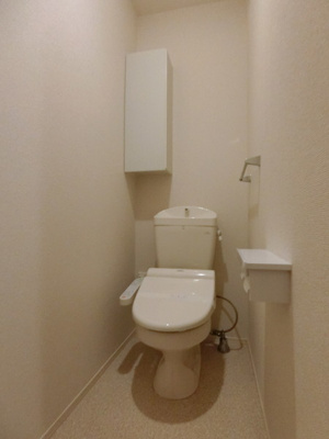 【トイレ】 | ベベルスペース | トイレは温水洗浄便座付き♪人気のバストイレ別です♪小物を置ける便利な棚やタオルハンガーも付いています♪