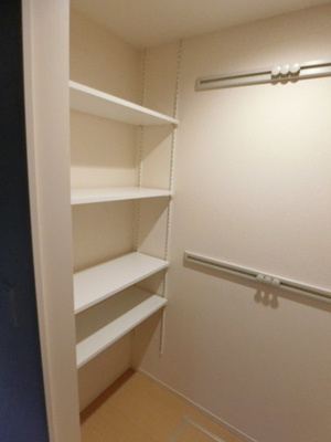 【収納】 | ベベルスペース | 各洋室のお部屋にあるワンステップクローゼットです！収納したい物のサイズに合わせて棚板などを自由に動かせます☆