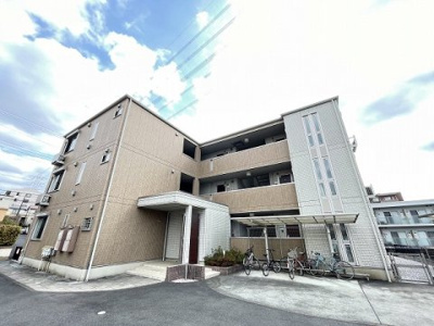 【外観】 | ベベルスペース | 小田急多摩線「栗平」駅まで徒歩5分！ワンちゃんと暮らせる3階建てアパートです！コンビニや郵便局も近くて便利な立地♪