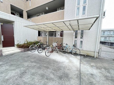 【その他共用部分】 | ベベルスペース | 屋根付きの駐輪場で雨が降っても大切な自転車が濡れなくてすみますね♪自転車はちょっとした移動手段に便利ですよね！