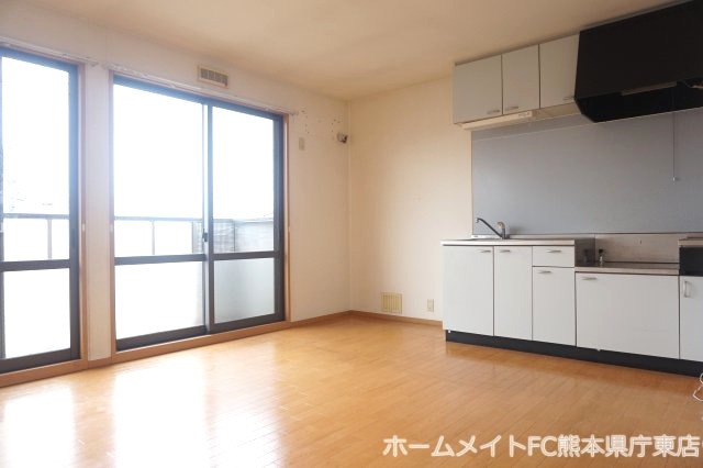 熊本市東区山ノ神２丁目のアパートの居間・リビング