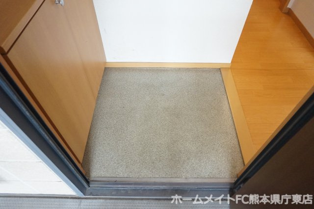 熊本市東区山ノ神２丁目のアパートの玄関