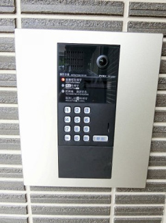 【エントランス】 | 共用エントランスは不審者の侵入を未然に防ぐオートロック付き！防犯対策充実しています◎