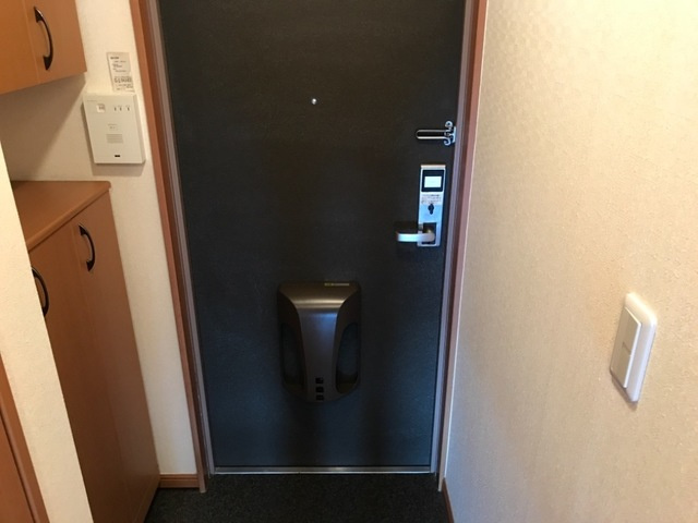 サン・ソレイユ西条　弐番館の玄関