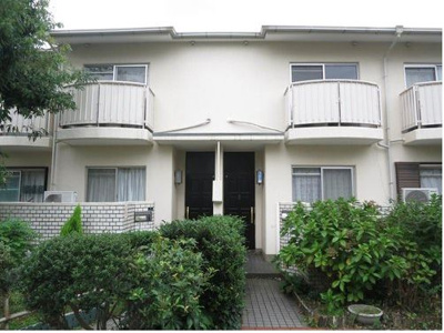 【外観】 | ホームタウン茅ヶ崎 | 現地外観写真です。希少なメゾネット物件。戸建のような2階建と専用庭付き。両面バルコニーで風通しのいい快適なお住まいです。 