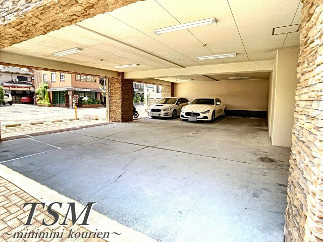 ロータリーマンション香里西之町の駐車場