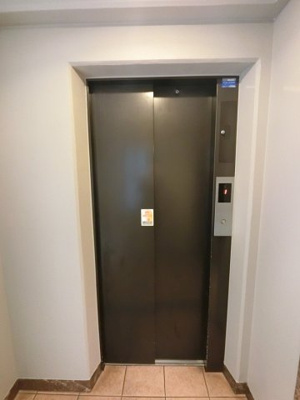 【その他共用部分】 | サンクタス横濱ヒルトップＶレジデンス | お買い物時やベビーカーの出し入れに便利なエレベーター付。