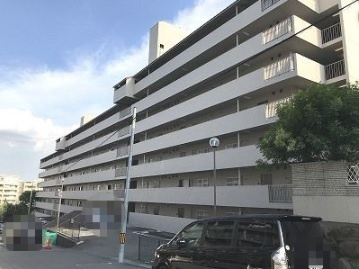 【外観】 | 千里ヶ丘マンションB棟　中古マンション | 【現地写真】
鉄筋コンクリート造の108戸の大型マンション♪
