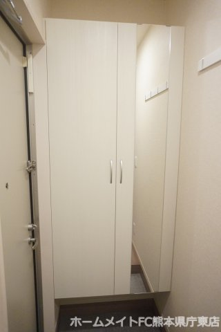 上益城郡嘉島町大字上島のアパートの玄関