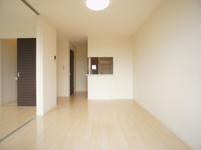 【居間・リビング】 | ヴィラフェリーチェA | 会話をしながらお料理できる対面キッチンです♪