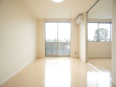 【居間・リビング】 | ヴィラフェリーチェA | 快適に過ごせるエアコンが付いています♪