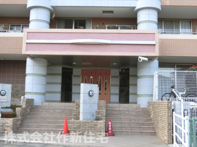 サンクレイドル薬園台弐番館　南西角住戸のエントランス