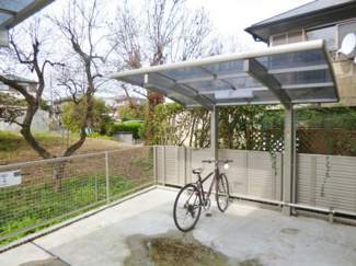 【その他共用部分】 | 屋根付きの駐輪場で雨が降っても大切な自転車が濡れなくてすみますね♪荷物が重いときに自転車があれば助かりますね！