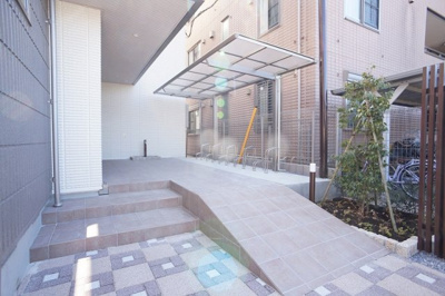 【その他共用部分】 | シャルマン スクウェア | スロープの先にある自転車置場。もう1ヶ所あります