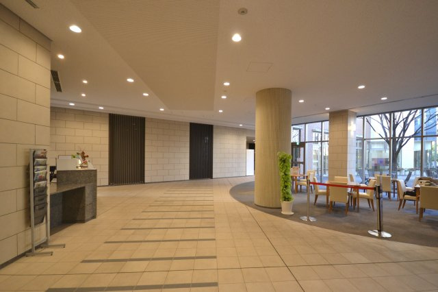 サウスオールシティ レフトウィングのエントランス|中央棟カフェラウンジ　日々の生活をお手伝い　コンシェルジュサービスあり　
