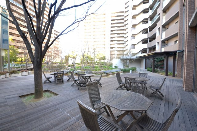 サウスオールシティ レフトウィングのその他共用部分|春は桜を鑑賞できる素敵なデッキスペース