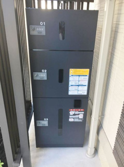 【その他共用部分】 | 共用エントランスには宅配BOXがあるので荷物の受け取りもスムーズに♪再配達の手間がかからないのが魅力♪