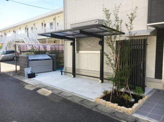 【その他共用部分】 | 屋根付きの駐輪場で雨が降っても大切な自転車が濡れなくてすみますね♪駅から自転車もおすすめです！