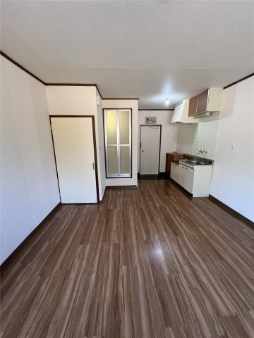 シャンタルⅡ【キャッシュバック対象物件】の居間・リビング|こちらのリビングで趣味の時間をお楽しみください