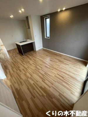 【居間・リビング】 | シャーメゾンエミネンス A棟 | 同タイプのお部屋です（現況を優先します）※中部屋のため、側面窓はありません