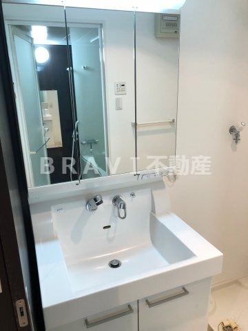 サムティ難波グレイス　BRAVI不動産の独立洗面台|【サムティ難波グレイス】独立洗面台あり、毎朝おしゃれに忙しい女性の方におすすめです