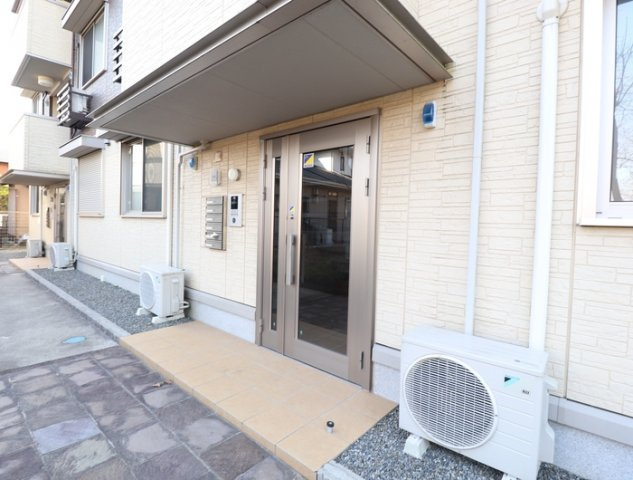 熊本市東区長嶺東５丁目のアパートのエントランス