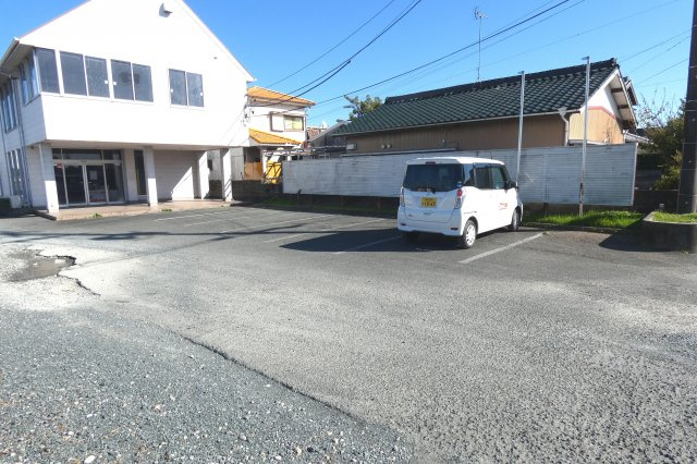 スポック貸事務所の駐車場
