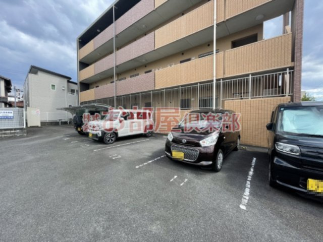 グランドアマレイⅦ番館の駐車場|車をお持ちの方に嬉しい駐車場付きの物件です