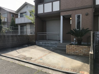 【駐車場】 | バイオレットヒルズD【SHM】 | いつでも目の届く敷地内に駐車場があります♪荷物がかさばりがちなお買物にも、敷地内駐車場があると便利ですよね☆
