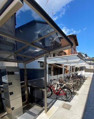 【その他共用部分】 | ガーデンハイツA | 屋根付きの駐輪場で雨が降っても大切な自転車が濡れなくてすみますね♪不在時の荷物の受取りに便利な宅配BOXもあります♪