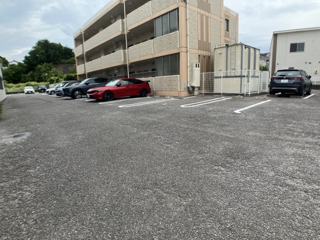 ヌーベル　コリーヌⅡの駐車場